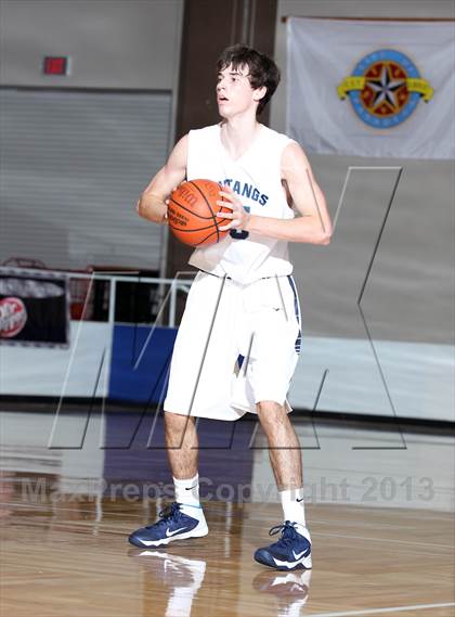 Thumbnail 1 in Kingwood vs. Strake Jesuit (McDonald's Texas Invitational) photogallery.