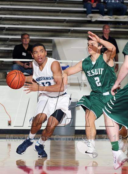 Thumbnail 2 in Kingwood vs. Strake Jesuit (McDonald's Texas Invitational) photogallery.