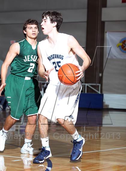 Thumbnail 2 in Kingwood vs. Strake Jesuit (McDonald's Texas Invitational) photogallery.