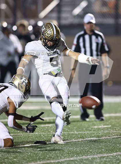 Thumbnail 3 in Comanche vs. Henrietta (UIL Bi-district playoff) photogallery.