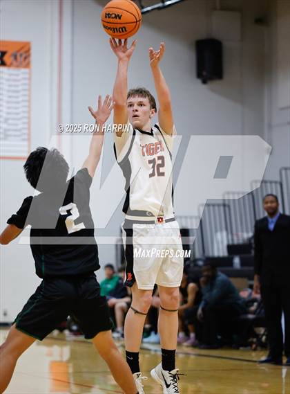 Thumbnail 1 in Hug @ Douglas photogallery.