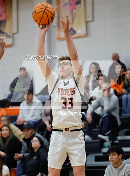 Thumbnail 1 in Hug @ Douglas photogallery.