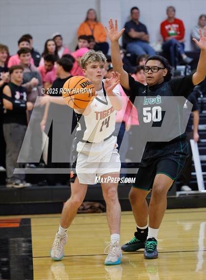 Thumbnail 1 in Hug @ Douglas photogallery.