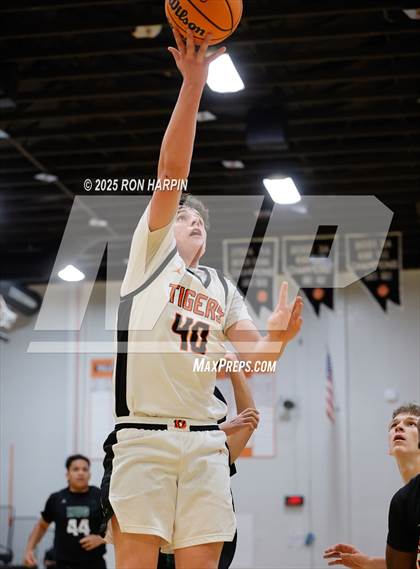 Thumbnail 2 in Hug @ Douglas photogallery.