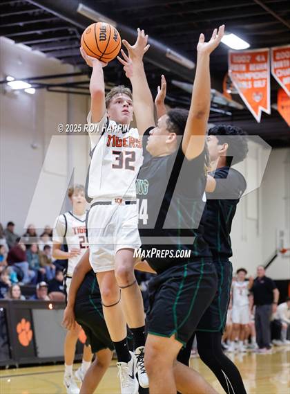 Thumbnail 1 in Hug @ Douglas photogallery.