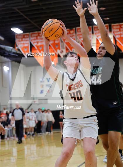 Thumbnail 3 in Hug @ Douglas photogallery.