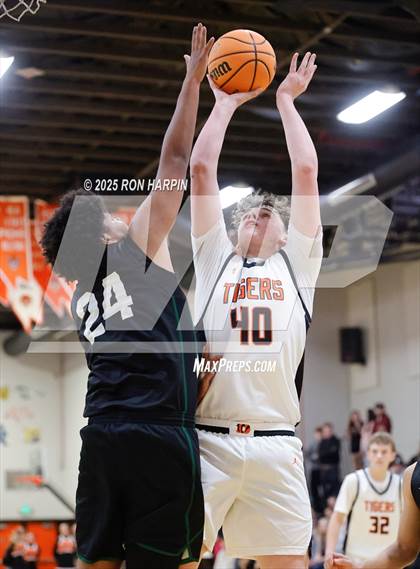 Thumbnail 3 in Hug @ Douglas photogallery.