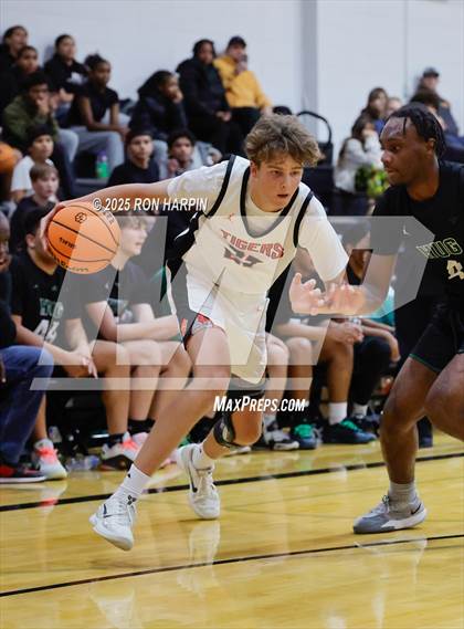 Thumbnail 1 in Hug @ Douglas photogallery.