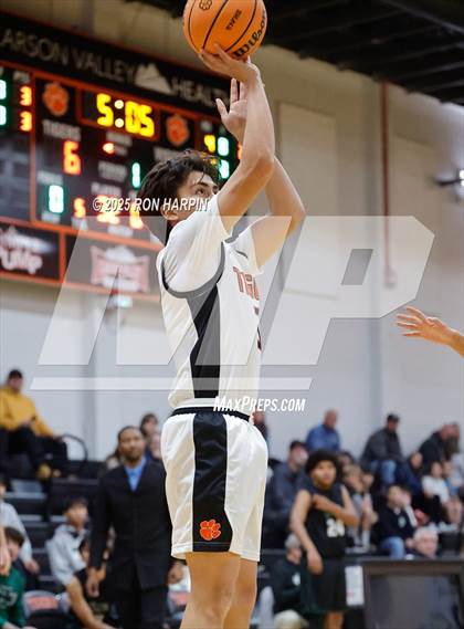 Thumbnail 1 in Hug @ Douglas photogallery.