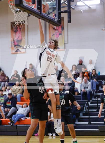 Thumbnail 1 in Hug @ Douglas photogallery.