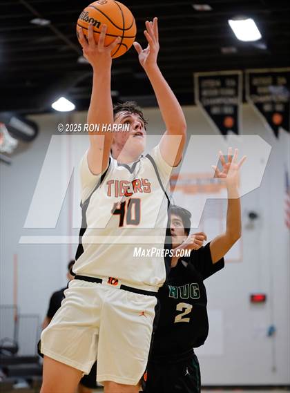 Thumbnail 1 in Hug @ Douglas photogallery.