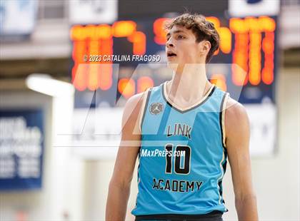 Thumbnail 3 in Montverde Academy vs. Link Academy (Metro Classic) photogallery.