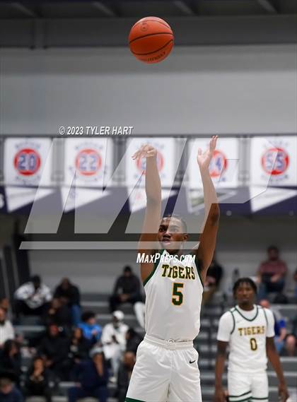 Thumbnail 2 in Indianapolis Crispus Attucks vs. Center Grove (Sneakers for Santa Shootout) photogallery.