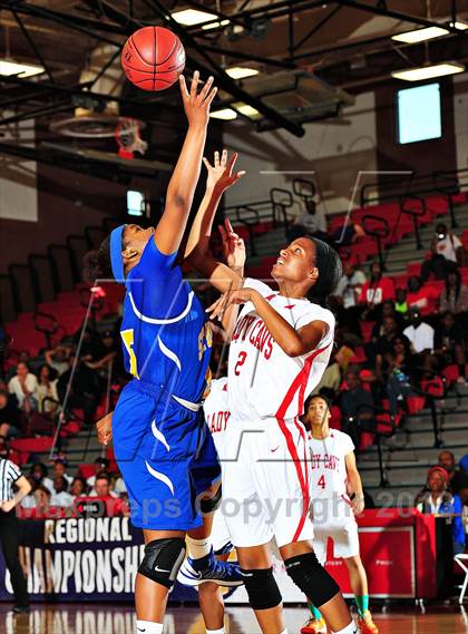 Thumbnail 2 in Serra vs. St. Bernard (CIF SoCal Regional D4 Final) photogallery.
