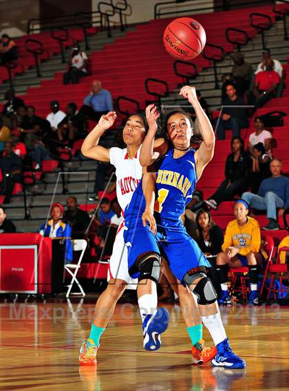 Thumbnail 2 in Serra vs. St. Bernard (CIF SoCal Regional D4 Final) photogallery.