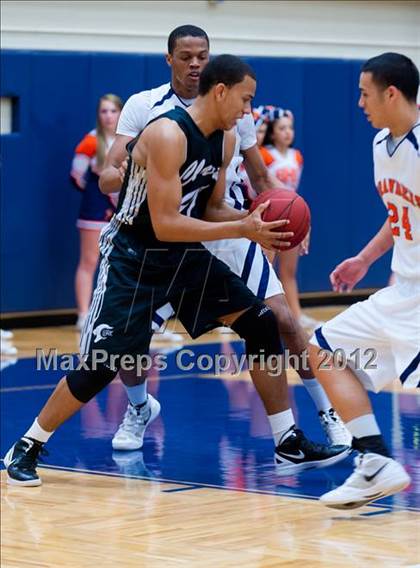 Thumbnail 1 in Brandeis vs. Clark (UIL 5A Regional Quarterfinal) photogallery.