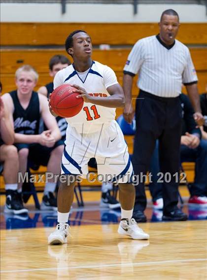 Thumbnail 3 in Brandeis vs. Clark (UIL 5A Regional Quarterfinal) photogallery.