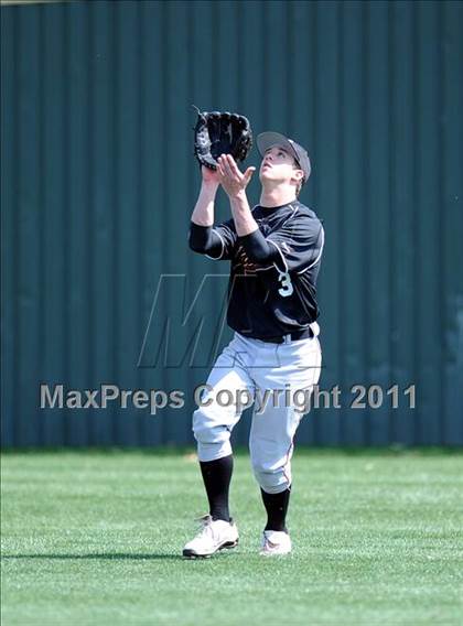 Thumbnail 2 in Berkner vs. Lee (Yellow Rose Classic) photogallery.