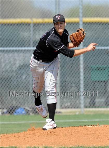 Thumbnail 1 in Berkner vs. Lee (Yellow Rose Classic) photogallery.
