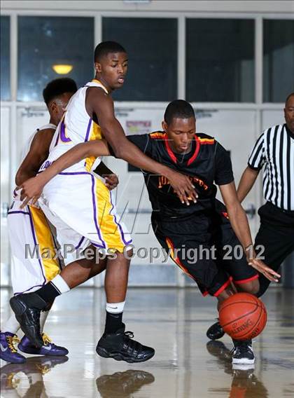 Thumbnail 3 in Dominguez vs. Lynwood photogallery.