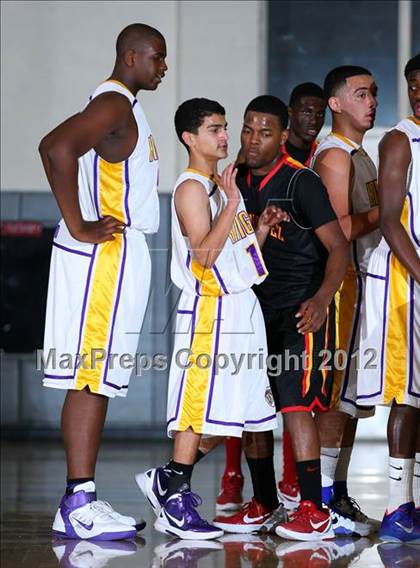 Thumbnail 3 in Dominguez vs. Lynwood photogallery.