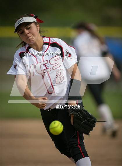 Thumbnail 2 in Village Christian vs. Santa Paula photogallery.