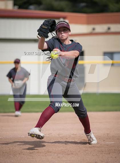 Thumbnail 3 in Village Christian vs. Santa Paula photogallery.