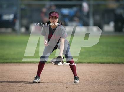 Thumbnail 3 in Village Christian vs. Santa Paula photogallery.