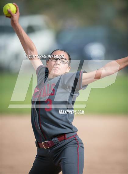 Thumbnail 3 in Village Christian vs. Santa Paula photogallery.