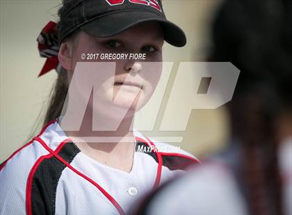 Thumbnail 2 in Village Christian vs. Santa Paula photogallery.
