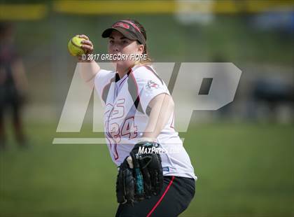 Thumbnail 3 in Village Christian vs. Santa Paula photogallery.