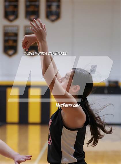 Thumbnail 2 in Roby vs Hermleigh (UIL 1A Area Playoff) photogallery.
