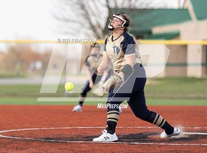 Thumbnail 2 in Aquinas @ Olathe North photogallery.
