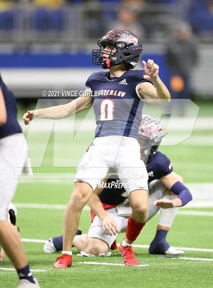 Thumbnail 2 in Wimberley vs. Cuero (UIL 4A D2 Regional Playoff) photogallery.