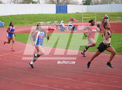 Thumbnail 1 in Dave Bethany Relays (200M) photogallery.