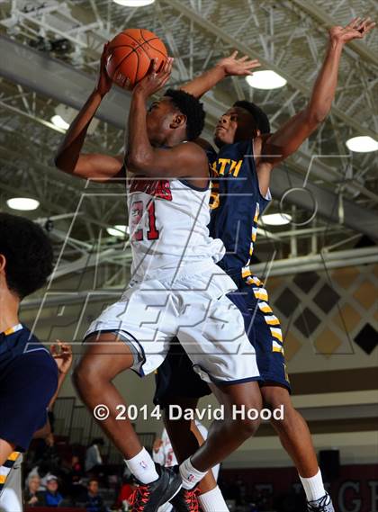 Thumbnail 2 in JW North vs. Leuzinger (MaxPreps Holiday Classic) photogallery.