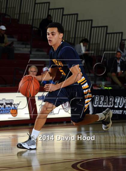 Thumbnail 2 in JW North vs. Leuzinger (MaxPreps Holiday Classic) photogallery.