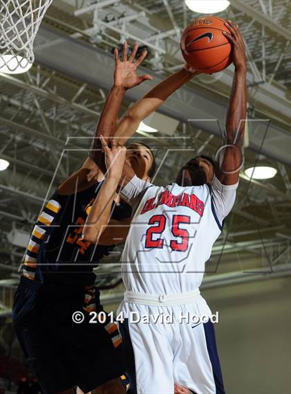 Thumbnail 1 in JW North vs. Leuzinger (MaxPreps Holiday Classic) photogallery.