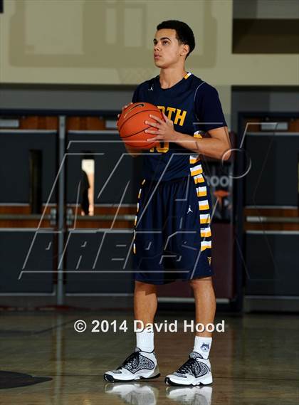 Thumbnail 3 in JW North vs. Leuzinger (MaxPreps Holiday Classic) photogallery.