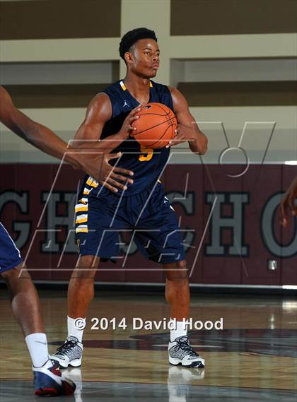 Thumbnail 1 in JW North vs. Leuzinger (MaxPreps Holiday Classic) photogallery.