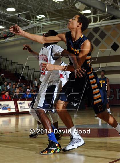Thumbnail 3 in JW North vs. Leuzinger (MaxPreps Holiday Classic) photogallery.