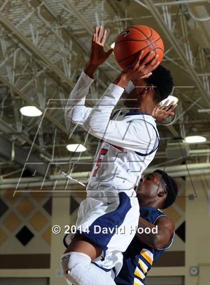 Thumbnail 2 in JW North vs. Leuzinger (MaxPreps Holiday Classic) photogallery.