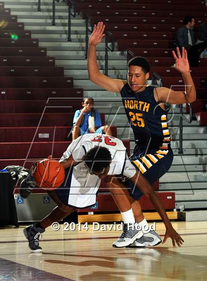 Thumbnail 3 in JW North vs. Leuzinger (MaxPreps Holiday Classic) photogallery.