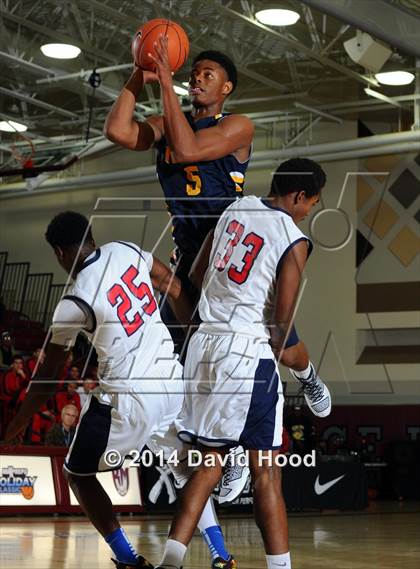 Thumbnail 2 in JW North vs. Leuzinger (MaxPreps Holiday Classic) photogallery.