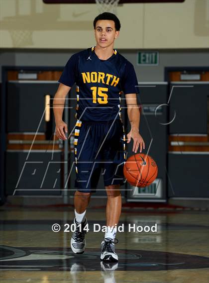 Thumbnail 3 in JW North vs. Leuzinger (MaxPreps Holiday Classic) photogallery.