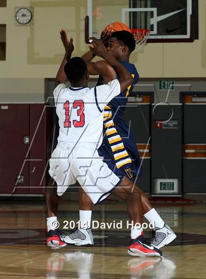Thumbnail 3 in JW North vs. Leuzinger (MaxPreps Holiday Classic) photogallery.