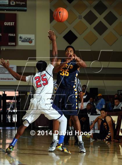 Thumbnail 3 in JW North vs. Leuzinger (MaxPreps Holiday Classic) photogallery.