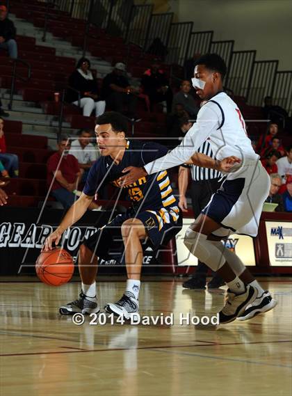 Thumbnail 3 in JW North vs. Leuzinger (MaxPreps Holiday Classic) photogallery.