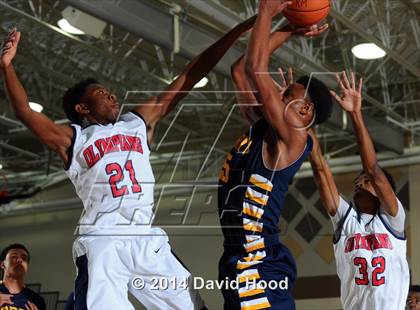 Thumbnail 3 in JW North vs. Leuzinger (MaxPreps Holiday Classic) photogallery.