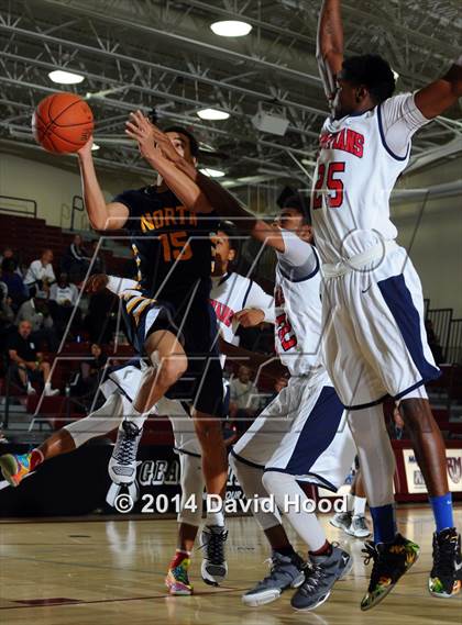 Thumbnail 3 in JW North vs. Leuzinger (MaxPreps Holiday Classic) photogallery.